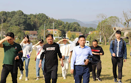 安乡：县委政法委组织干职登山望远活身心