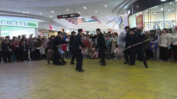 县公安局举办第四十个“110宣传日”集中活动