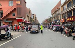 安乡：筑牢上学平安路 持续在线“护学岗”